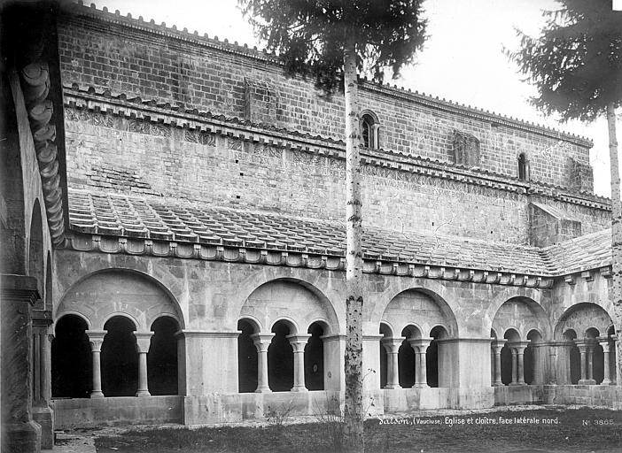 Façade nord de l'église et cloître