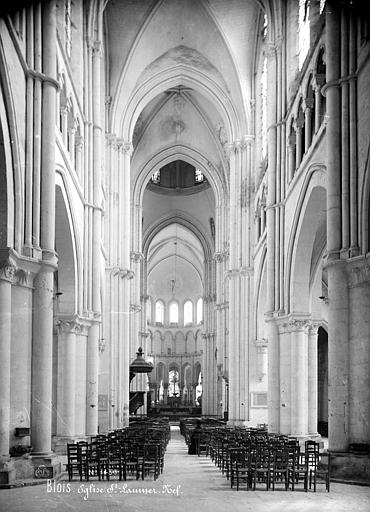 Vue intérieure de la nef vers le choeur