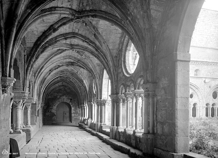 Cloître : Vue intérieure d'une galerie