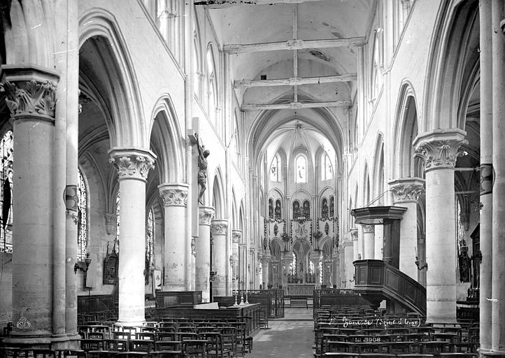 Vue intérieure de la nef vers le choeur