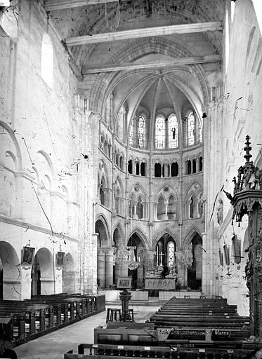 Vue intérieure de la nef et du choeur