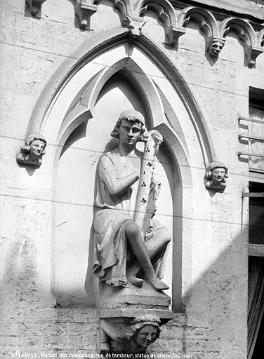 Statue sur la façade : Joueur de harpe