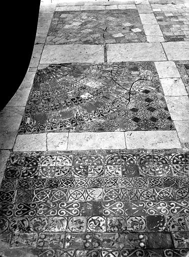 Eglise : Pavement de sol dans le choeur (carrelage en terre émaillée)