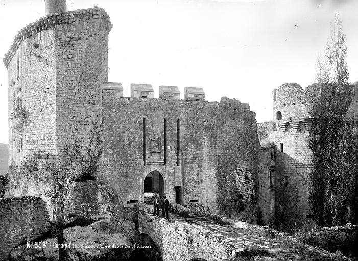 Façade d'entrée : Pont-levis