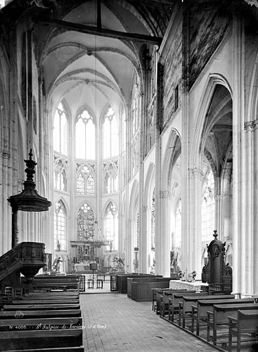 Vue intérieure de la nef vers le choeur