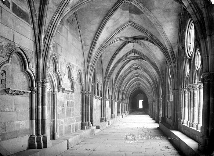 Cloître : Vue intérieure de la galerie est vers le sud