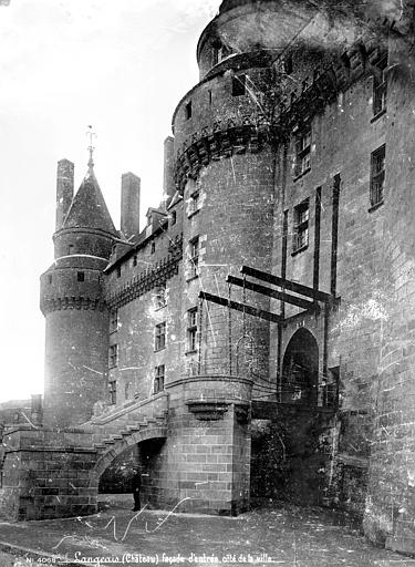 Façade d'entrée, du côté de la ville : Pont-levis