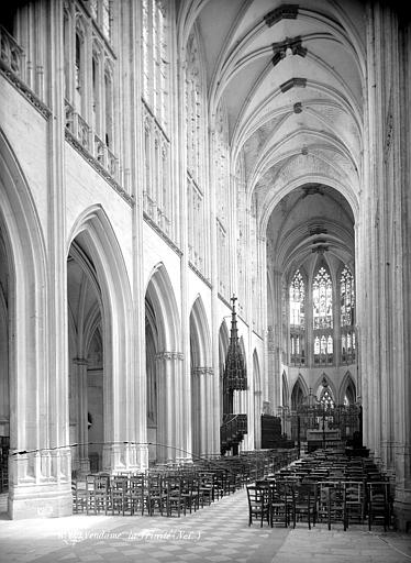 Eglise : Vue intérieure de la nef vers le nord-est