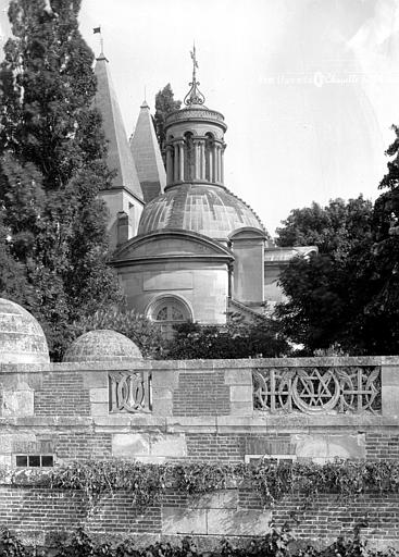 Chapelle : Coupole et clochetons