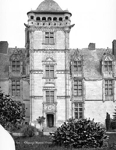 Façade sud : Tour carrée du logis central