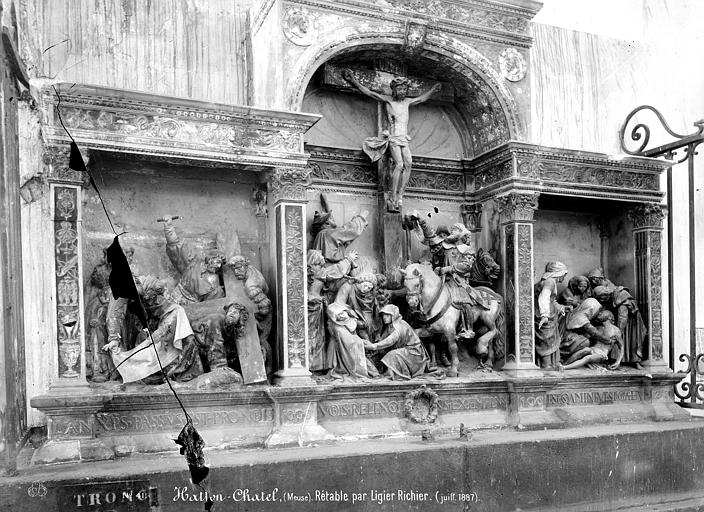 Retable. Retable en marbre sculpté : Le Portement de croix, le Calvaire, la Mise au tombeau