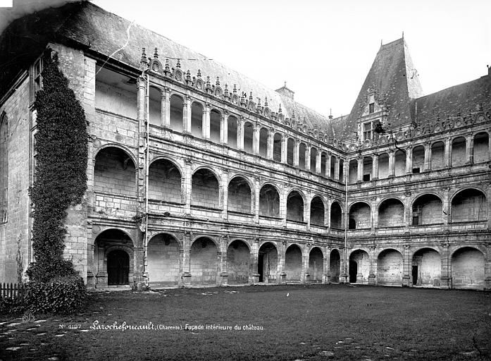 Cour intérieure : Façades avec galeries d'arcades