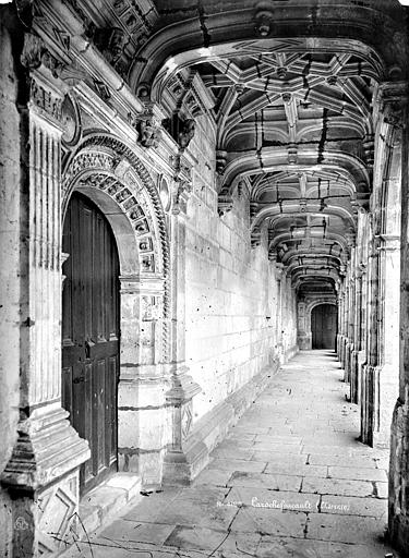 Cour intérieure : Vue intérieure d'une galerie d'arcades