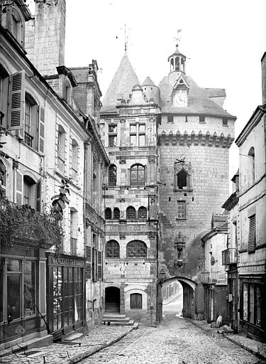 Façade et porte de ville prises d'une rue, côté est