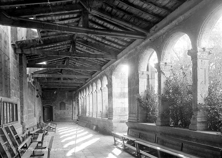 Cloître : Vue intérieure d'une galerie