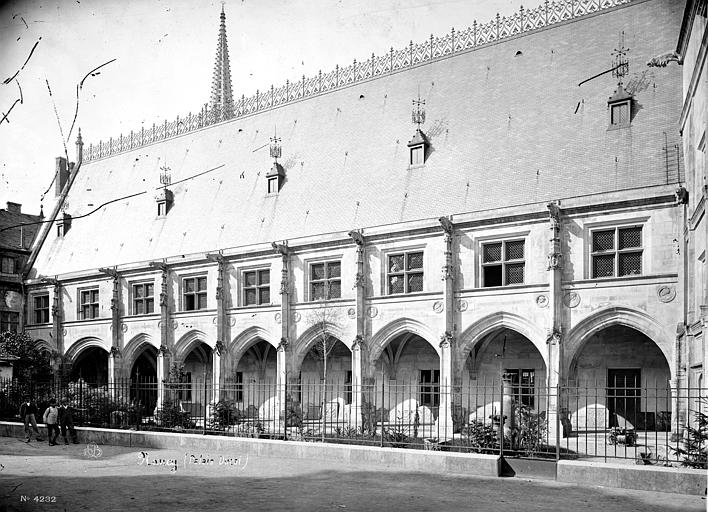 Façade avec galerie d'arcades