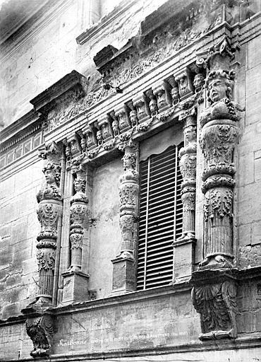 Façade sur rue : Encadrement de fenêtre sculpté