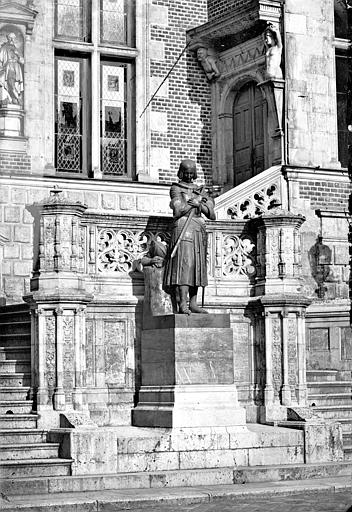 Pavillon central : Statue de Jeanne d'Arc en prière, près de l'escalier de l'entrée