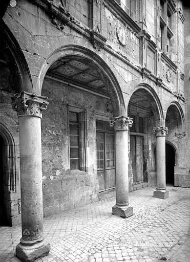 Cour intérieure : Galerie d'arcades du rez-de-chaussée