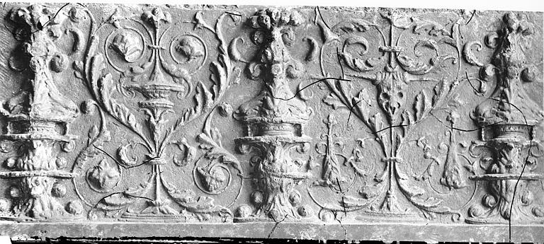 Frise sculptée : linteau de porte provenant de l'ancien hôtel de ville