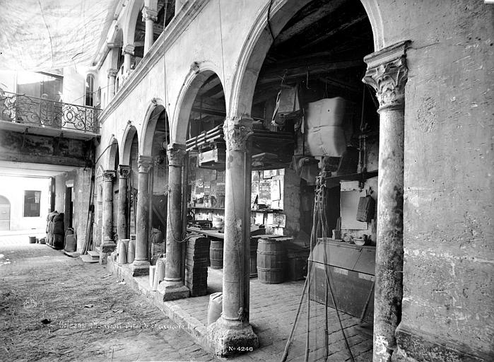 Cour intérieure : Galerie d'arcades du rez-de-chaussée