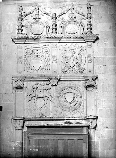 Vue intérieure : Bas-relief décorant le dessus de la porte nord