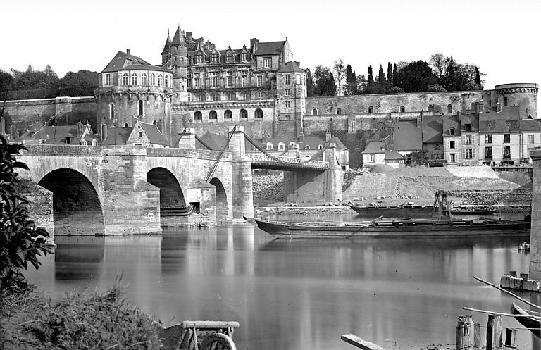 Vue générale prise du nord avec la Loire et le pont