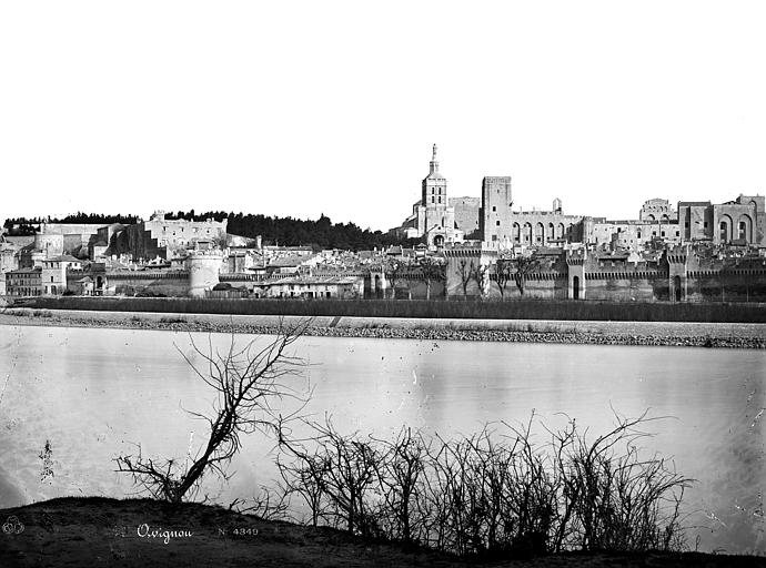 Vue générale prise de l'autre rive du Rhône