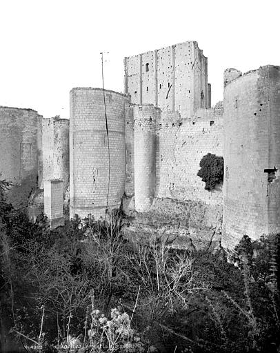 Vieux château : Tours et donjon