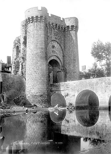 Porte Saint-Jacques et pont sur le Thouet