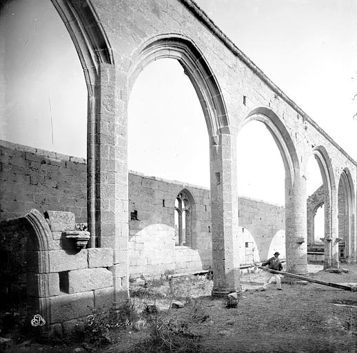 Vue intérieure de la nef : Grandes arcades et bas-côté