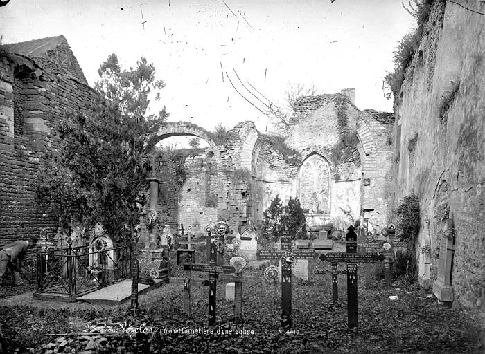 Cimetière dans les ruines de l'église