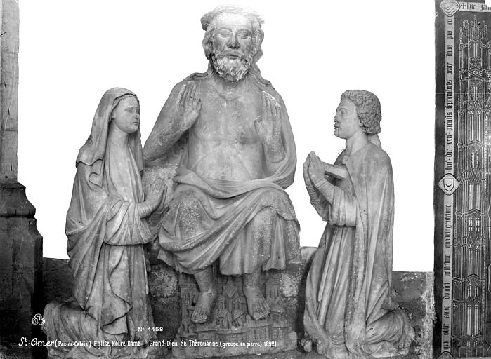 Groupe sculpté en pierre dit le Grand Dieu de Thérouanne : Le Christ entre le Vierge et saint Jean - © Ministère de la Culture (France), Médiathèque du patrimoine et de la photographie, diffusion RMN-GP