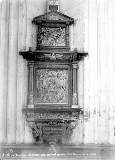 Monument funéraire de Jean Louchart : Le Christ parmi les docteurs et le Christ entouré d'anges - © Ministère de la Culture (France), Médiathèque du patrimoine et de la photographie, diffusion RMN-GP