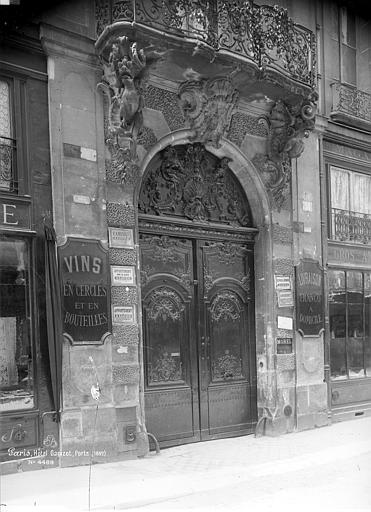 Façade sur rue : Porte