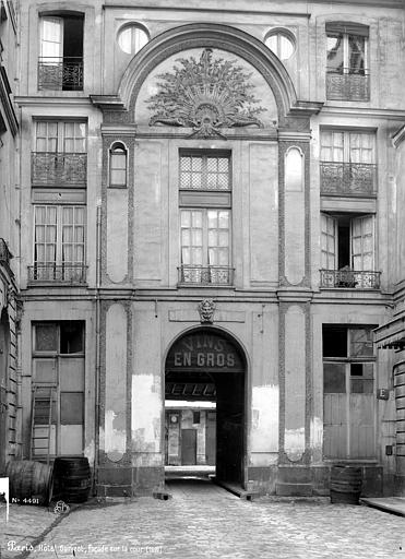 Cour intérieure : Façade avec porche d'entrée