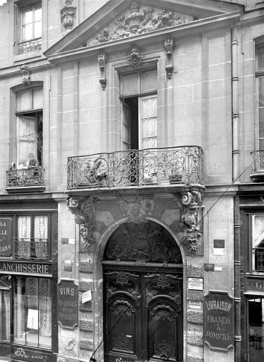 Façade sur rue : Porte et balcon la surplombant