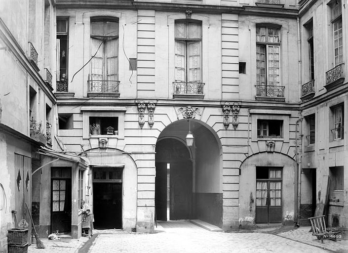 Cour intérieure : Façade avec porche d'entrée