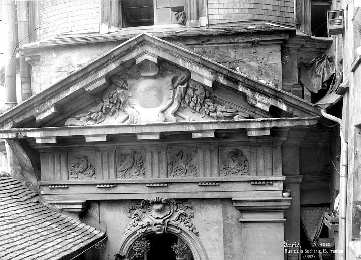 Cour intérieure : Fronton sculpté