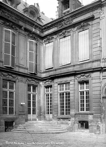 Cour intérieure : Angle de façade avec escalier d'entrée