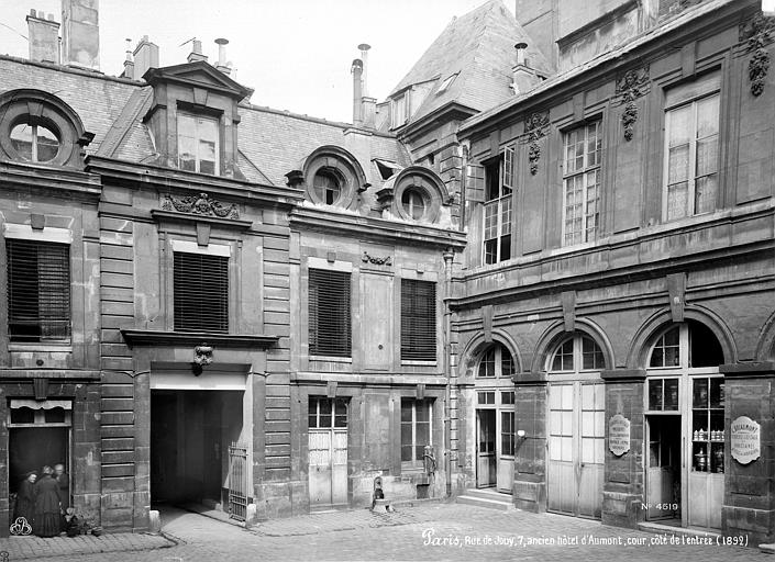 Cour intérieure : Vue du côté de l'entrée