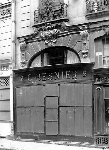 Façade sur la rue Poissonnière : Ancien portail