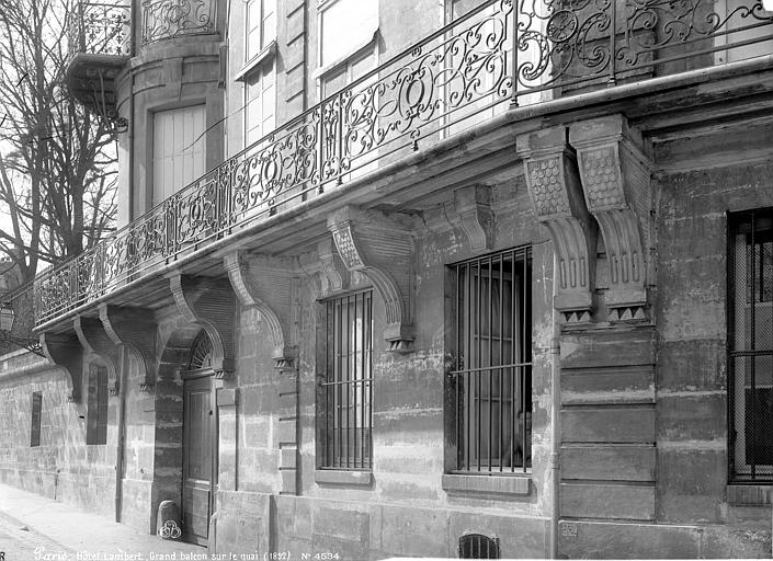 Façade sur le quai : Rez-de-chaussée et grand balcon du premier étage