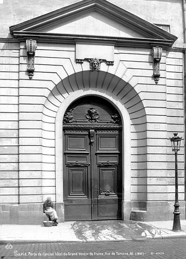 Façade sur rue : Porte