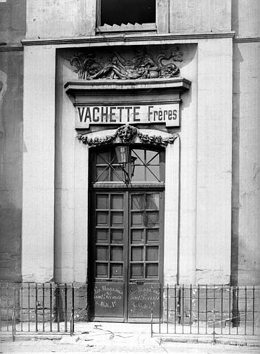 Façade sur rue : Porte