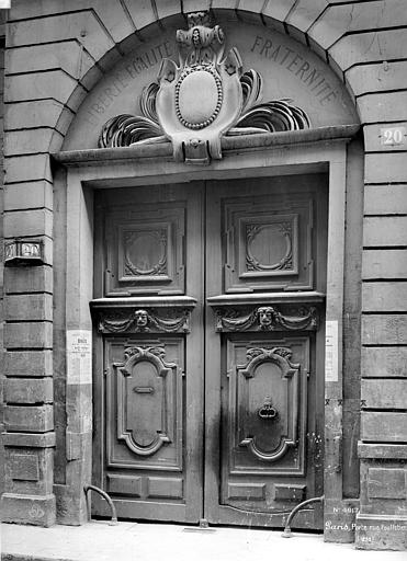 Façade sur rue : Porte