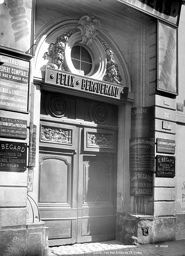 Façade sur rue : Porte monumentale