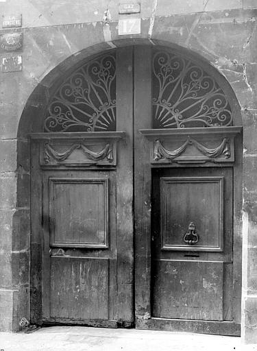 Façade sur rue : Porte