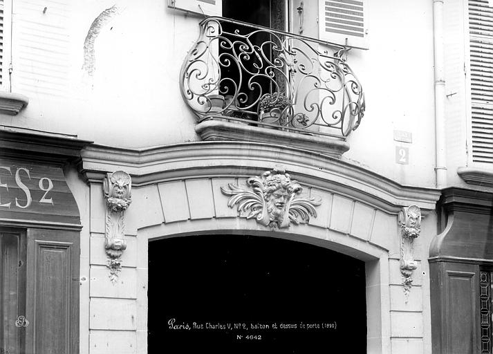 Façade sur rue : Balcon Louis XIV et linteau de porte