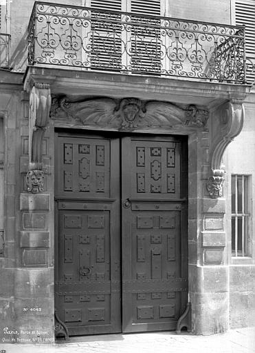 Façade sur rue : Balcon et porte